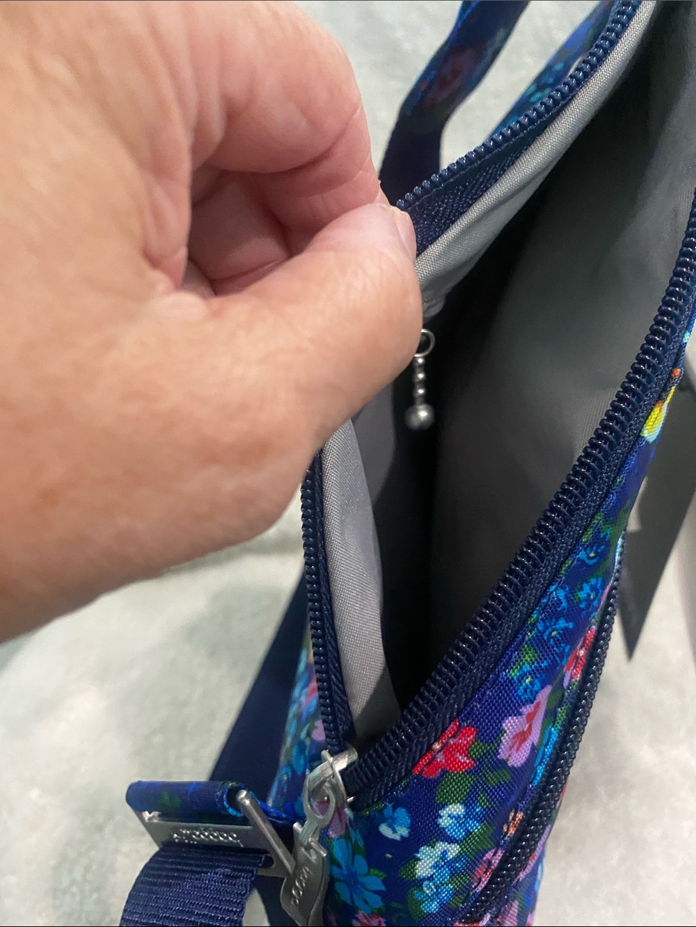 🆕💙Baggallini Mini Sling, Floral Market - Picture 4 of 9